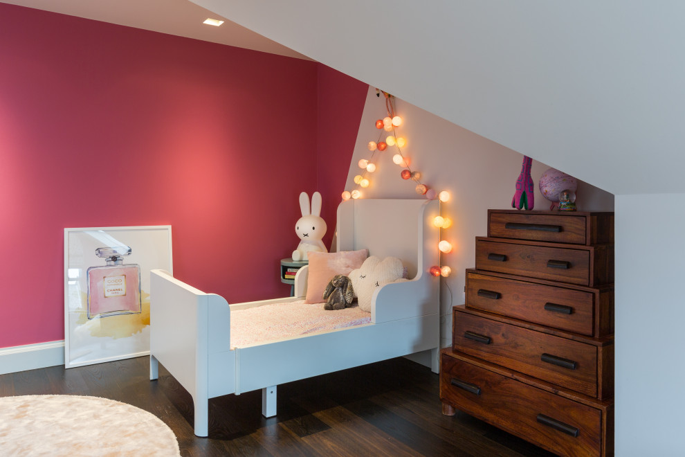 Стильный дизайн: большая детская в современном стиле с спальным местом, розовыми стенами, темным паркетным полом и коричневым полом для ребенка от 1 до 3 лет, девочки - последний тренд
