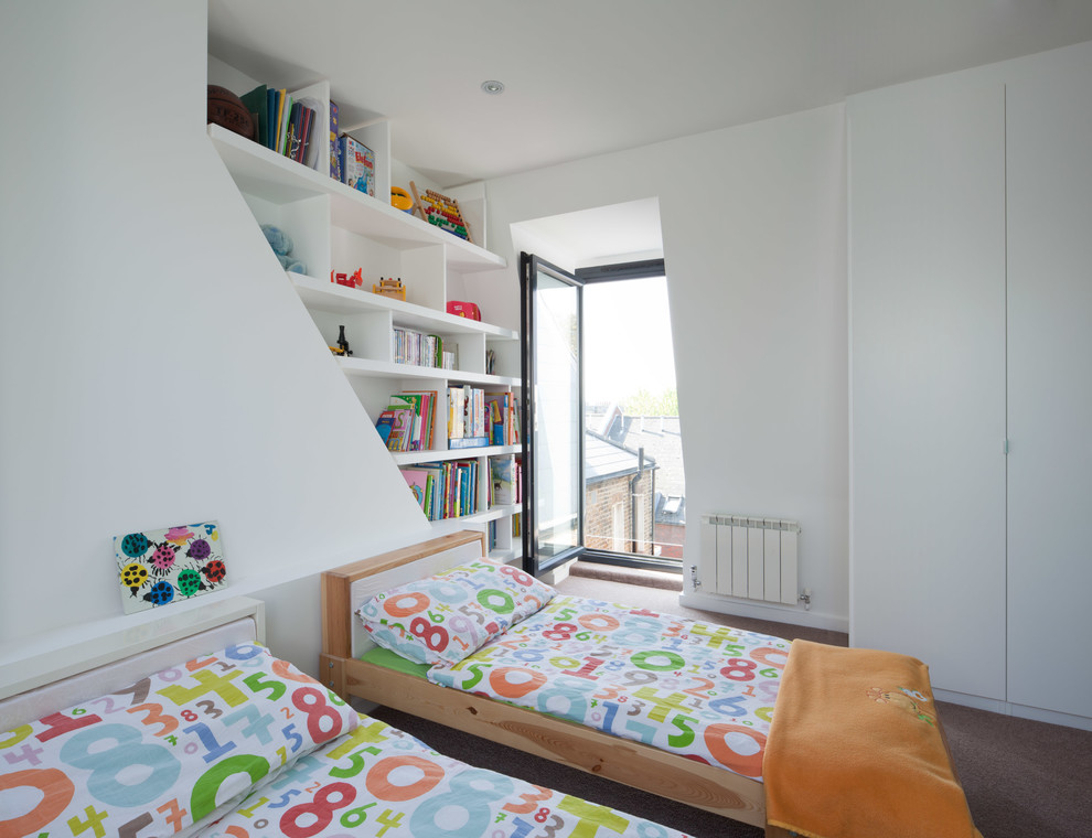 Imagen de dormitorio infantil actual de tamaño medio con paredes blancas y moqueta