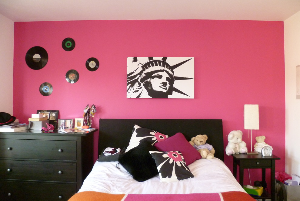Idées déco pour une chambre d'enfant moderne de taille moyenne avec un mur rose.