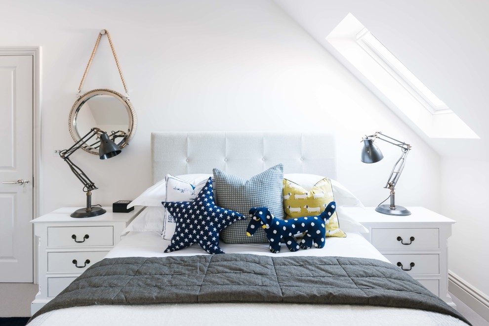 Immagine di una cameretta da letto chic con pareti bianche