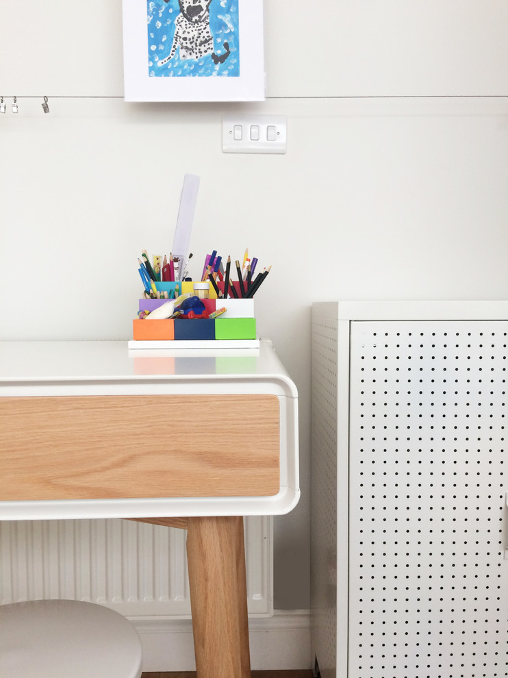 Idéer för ett litet modernt könsneutralt barnrum kombinerat med skrivbord och för 4-10-åringar, med vita väggar och ljust trägolv