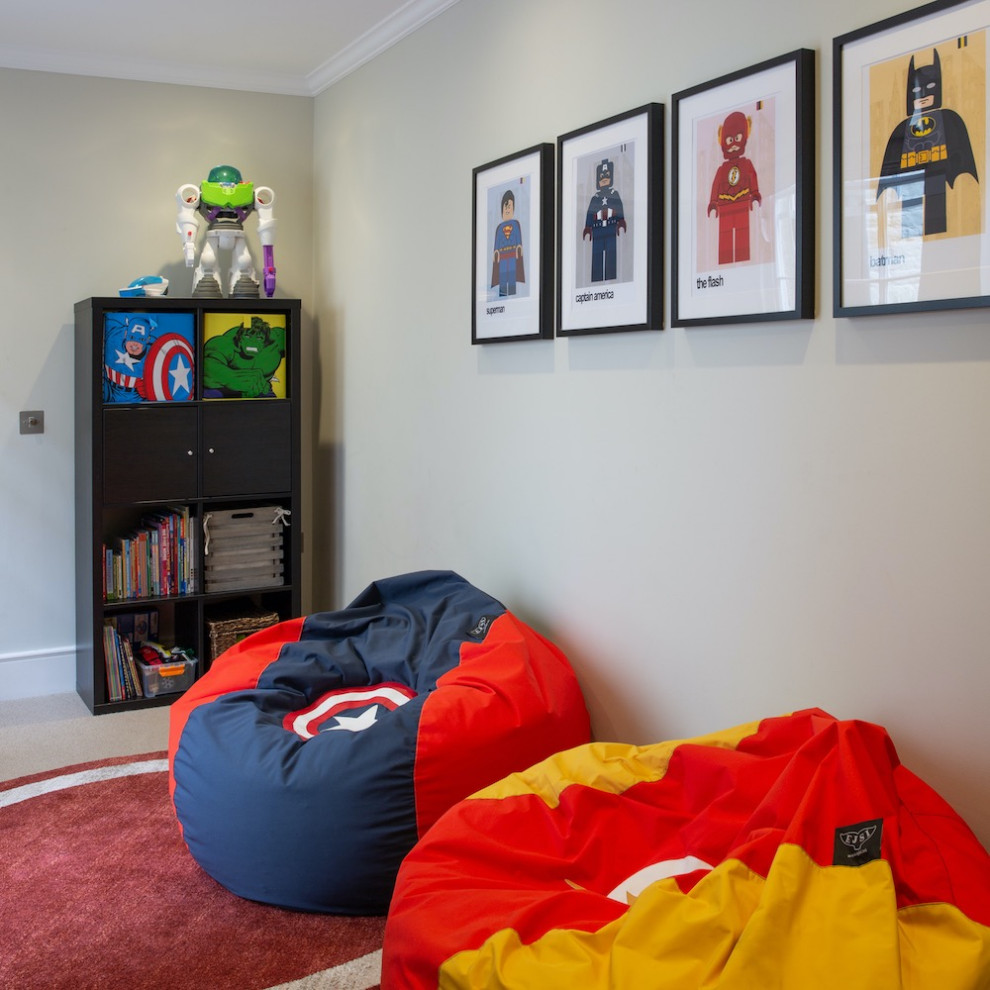 Inredning av ett modernt litet pojkrum kombinerat med sovrum och för 4-10-åringar, med grå väggar och heltäckningsmatta