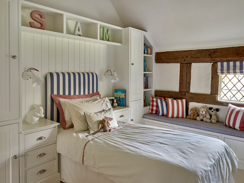 サセックスにある小さなカントリー風のおしゃれな子供の寝室 (白い壁、カーペット敷き、児童向け、ベージュの床) の写真