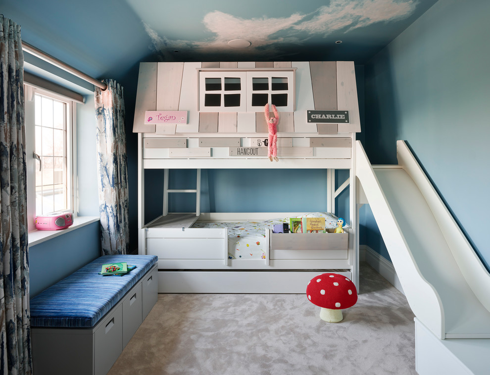 Inspiration för klassiska könsneutrala barnrum kombinerat med sovrum och för 4-10-åringar, med blå väggar, heltäckningsmatta och beiget golv