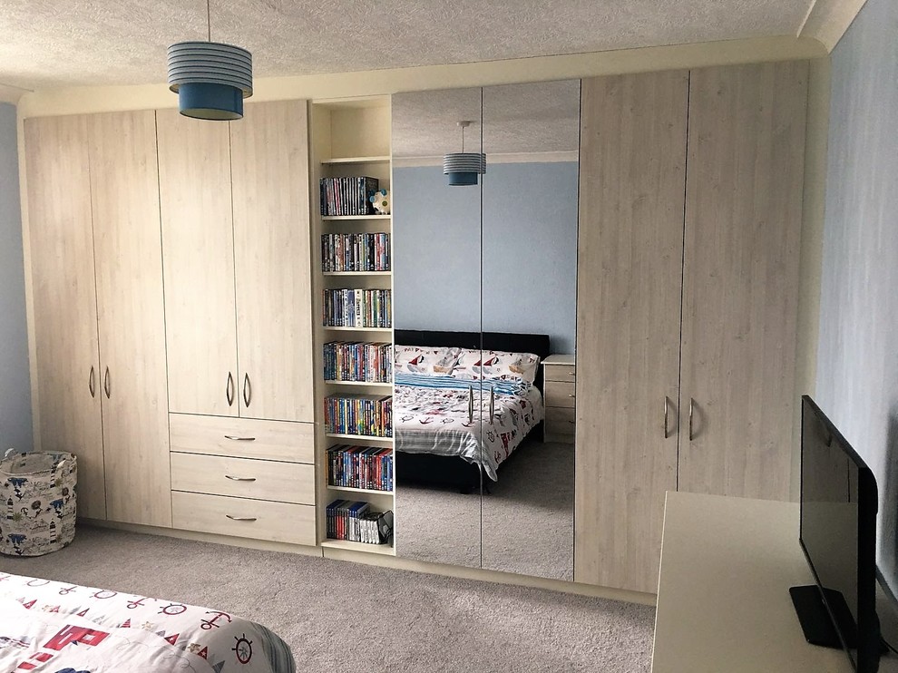Imagen de dormitorio infantil moderno de tamaño medio con paredes azules, moqueta y suelo beige