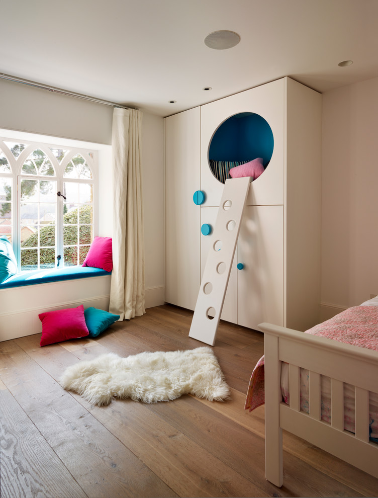 Idéer för ett modernt barnrum kombinerat med sovrum, med mellanmörkt trägolv