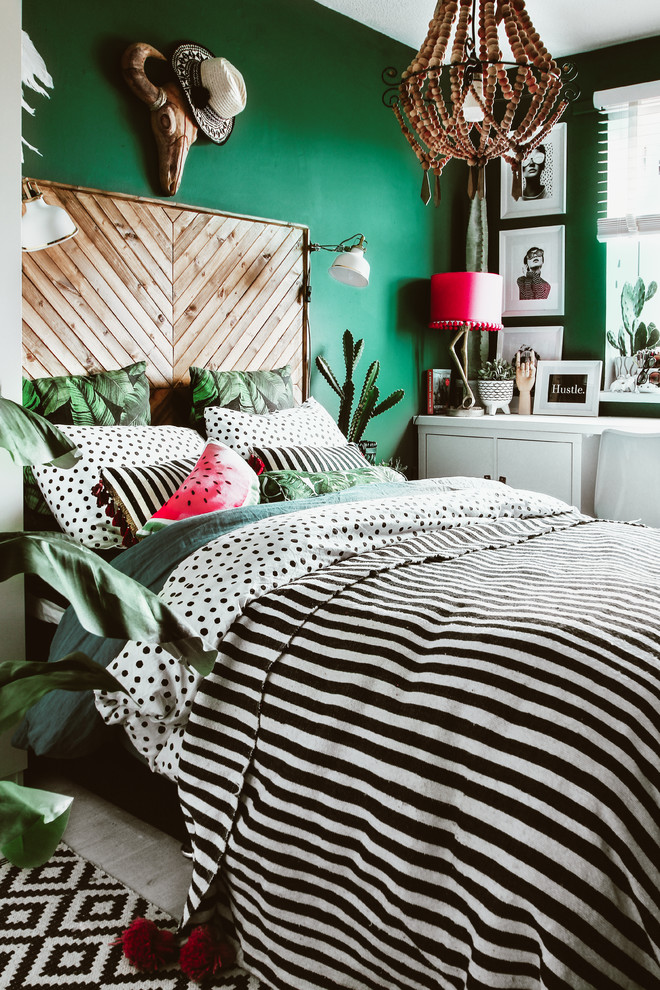 Foto på ett eklektiskt barnrum kombinerat med sovrum, med gröna väggar