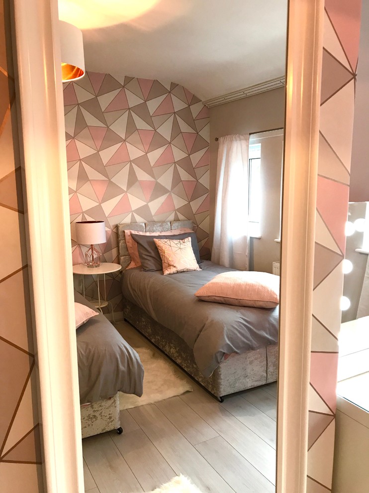 Foto på ett mellanstort barnrum kombinerat med sovrum, med grå väggar, laminatgolv och vitt golv