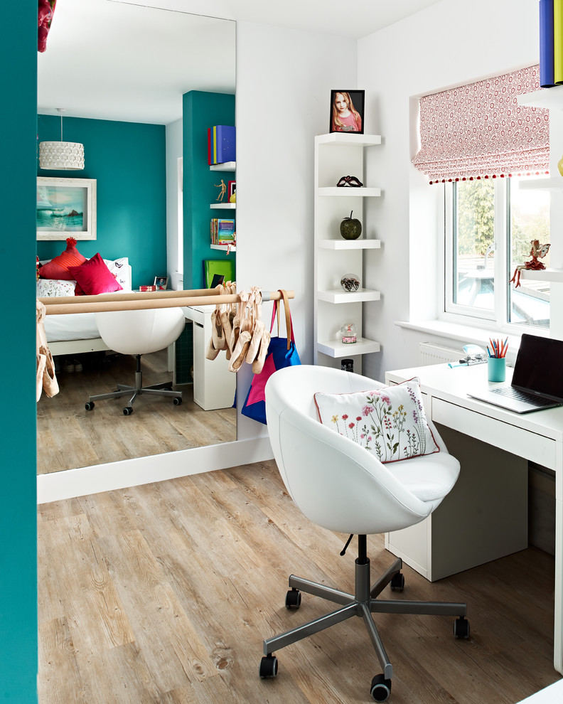 Inspiration för stora moderna barnrum kombinerat med sovrum, med blå väggar, vinylgolv och brunt golv