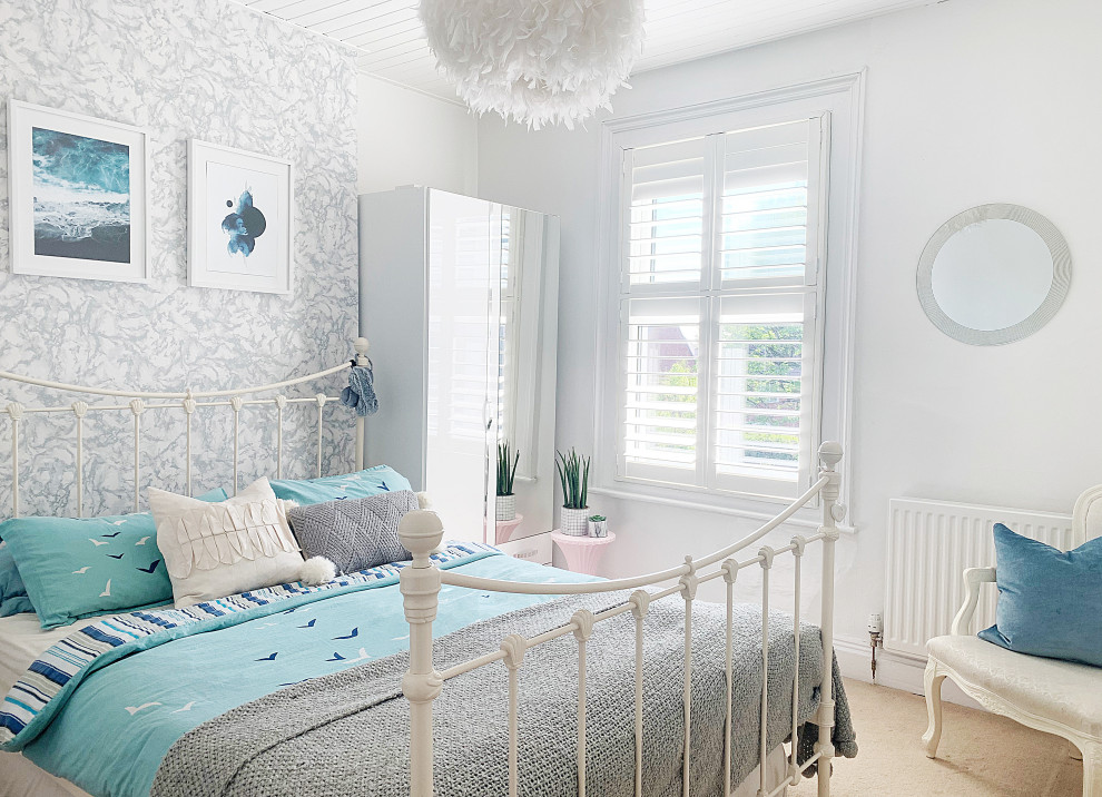 Modelo de dormitorio infantil tradicional renovado de tamaño medio con paredes blancas, moqueta, suelo beige y papel pintado