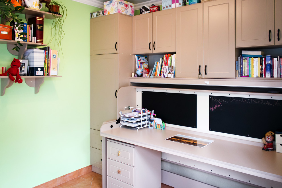 Ispirazione per una piccola cameretta per bambini minimal con pareti verdi e pavimento con piastrelle in ceramica