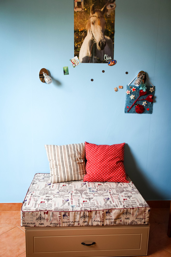 Aménagement d'une petite chambre d'enfant contemporaine avec un bureau, un mur vert et un sol en carrelage de céramique.