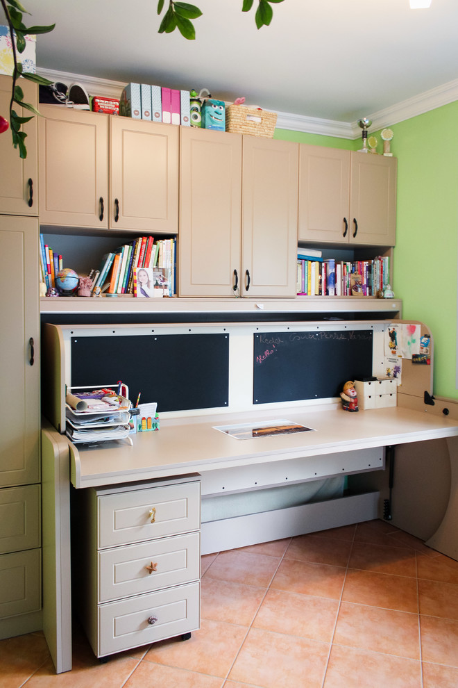 Foto de dormitorio infantil actual pequeño con escritorio, paredes verdes y suelo de baldosas de cerámica