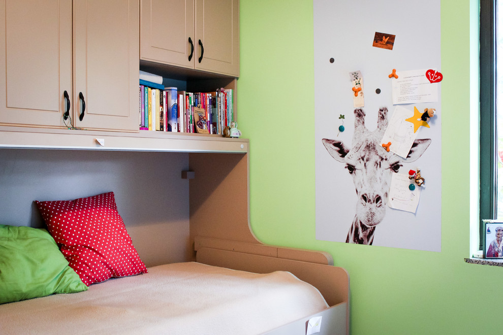 Esempio di una piccola cameretta per bambini minimal con pareti verdi