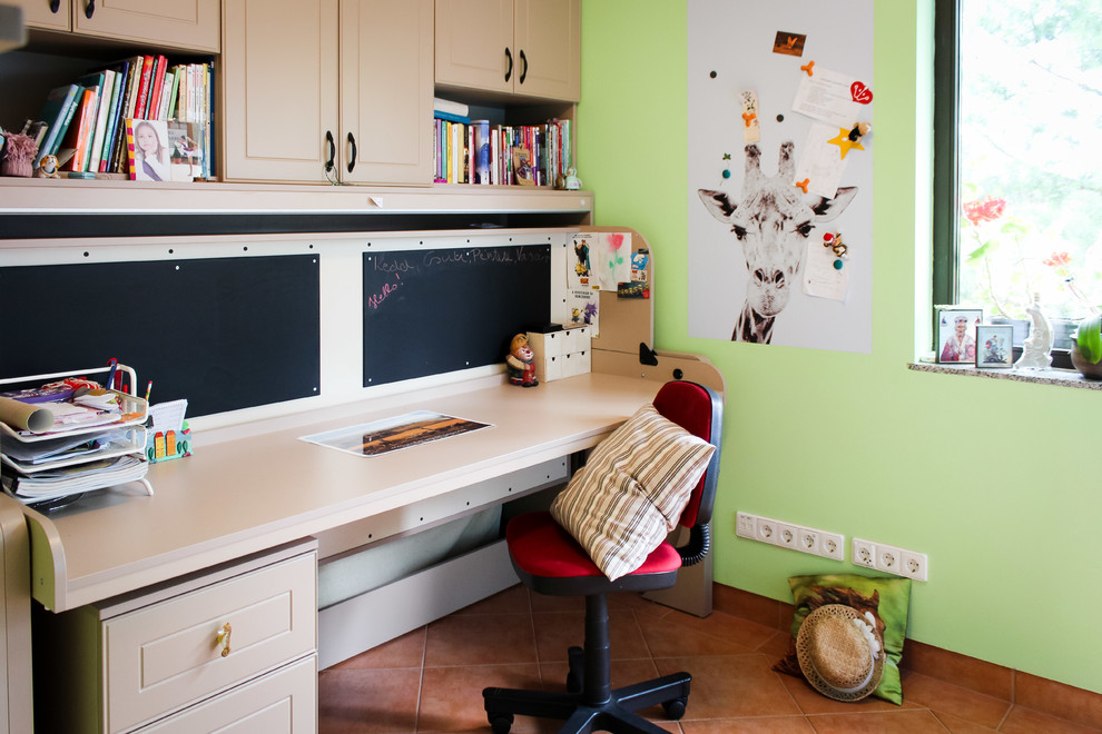 Cette image montre une petite chambre d'enfant design avec un mur vert, un sol en carrelage de céramique et un bureau.