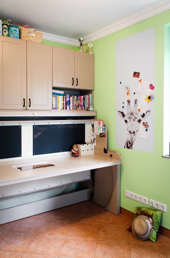 Diseño de dormitorio infantil contemporáneo pequeño con escritorio, paredes verdes y suelo de baldosas de cerámica