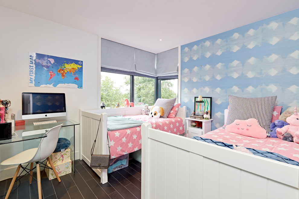 Idéer för mellanstora funkis flickrum kombinerat med sovrum och för 4-10-åringar, med vita väggar och svart golv
