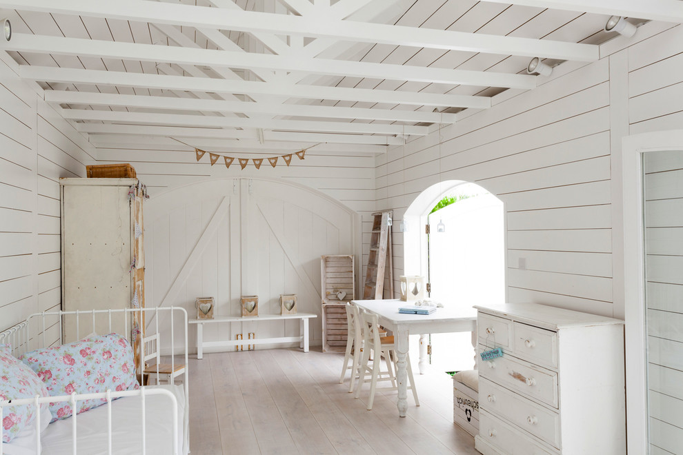 Foto de habitación de niña costera con paredes blancas y suelo de madera clara