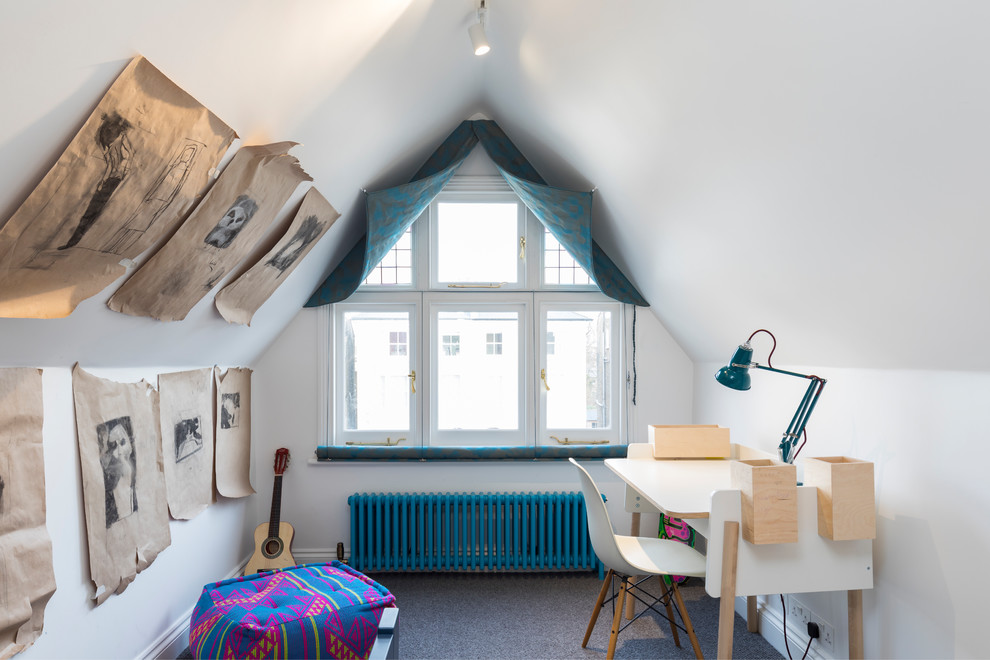 Idee per un In mansarda angolo studio per bambini contemporaneo con pareti bianche, moquette e pavimento grigio
