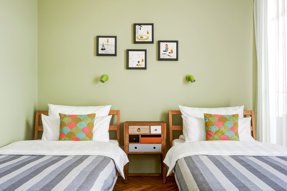 Cette image montre une chambre d'enfant de 4 à 10 ans design de taille moyenne avec un mur vert, parquet clair et un sol beige.