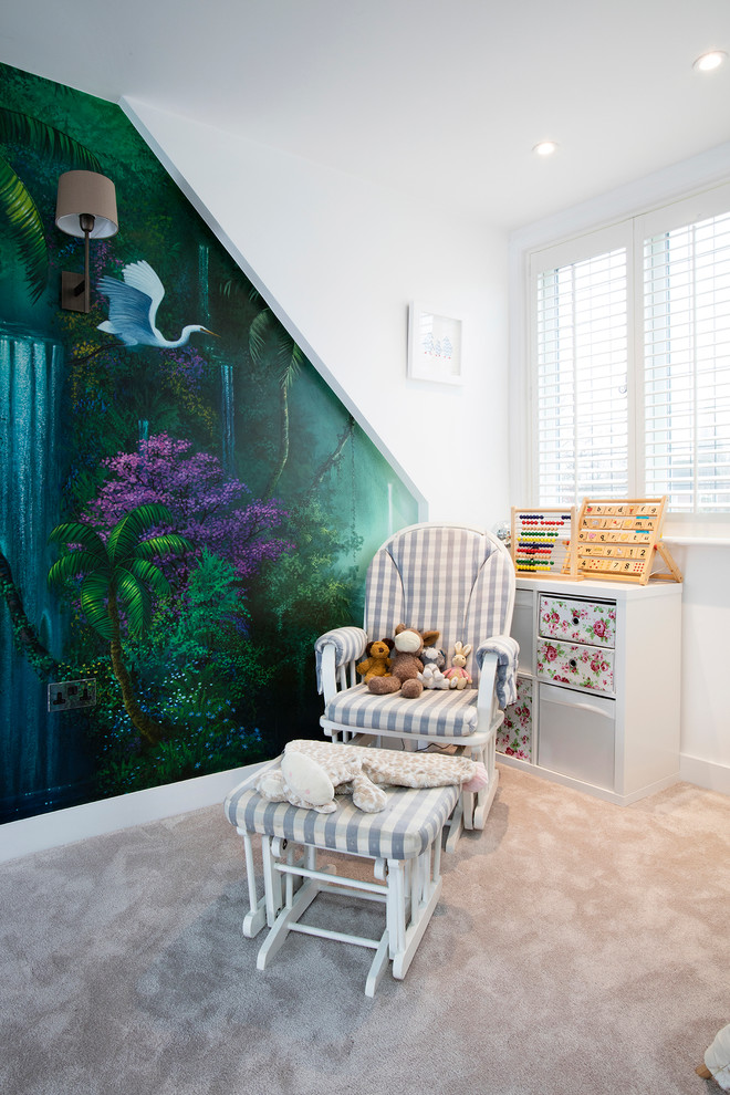 Réalisation d'une chambre d'enfant de 4 à 10 ans champêtre de taille moyenne avec un mur multicolore et moquette.