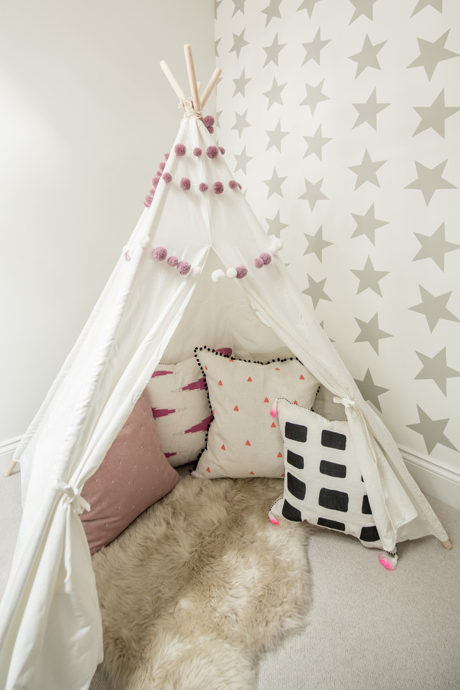 Skandinavisches Mädchenzimmer mit Spielecke, grauer Wandfarbe und Teppichboden in London