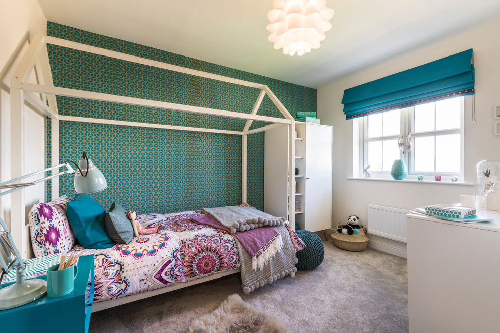 Cette image montre une chambre d'enfant design avec un mur bleu et moquette.