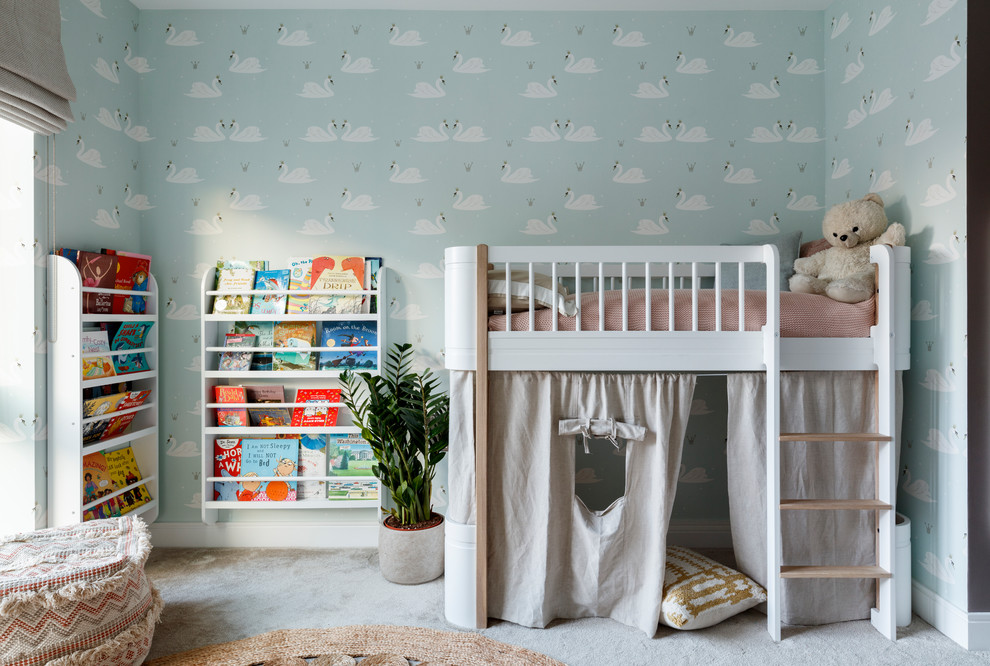 Cette image montre une chambre d'enfant design avec un mur bleu, moquette et un sol gris.