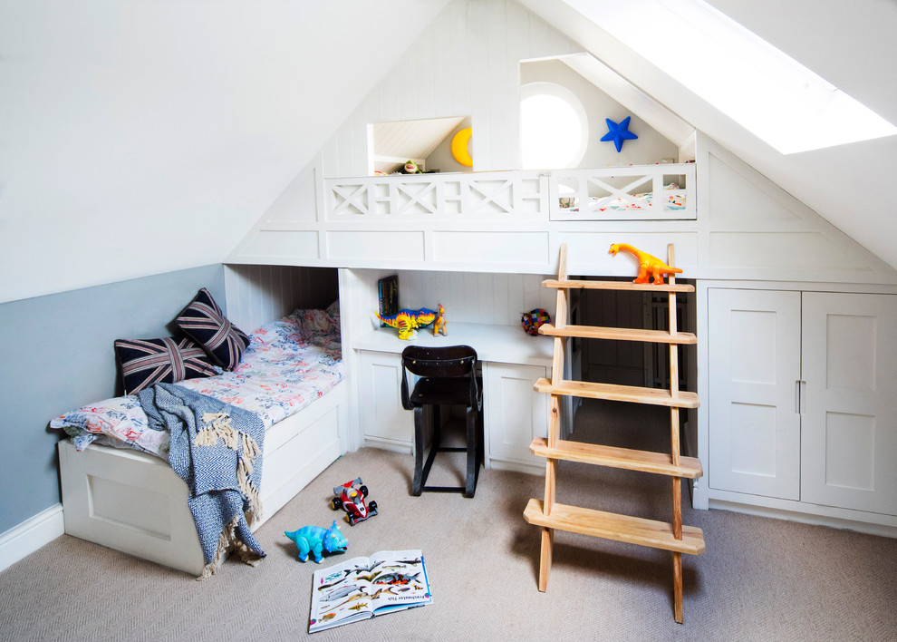 Klassisk inredning av ett barnrum kombinerat med sovrum, med flerfärgade väggar, heltäckningsmatta och beiget golv