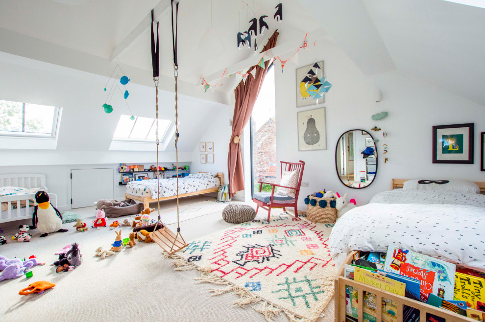 Modelo de dormitorio infantil abovedado escandinavo con paredes blancas, moqueta y suelo beige