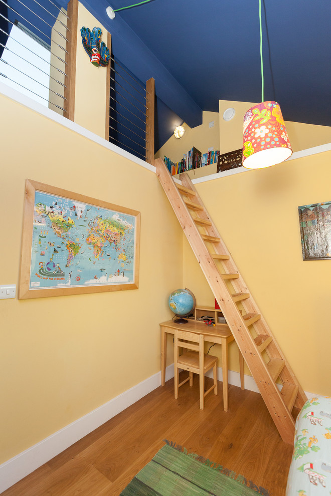 Стильный дизайн: нейтральная детская в современном стиле с спальным местом и желтыми стенами для ребенка от 4 до 10 лет - последний тренд