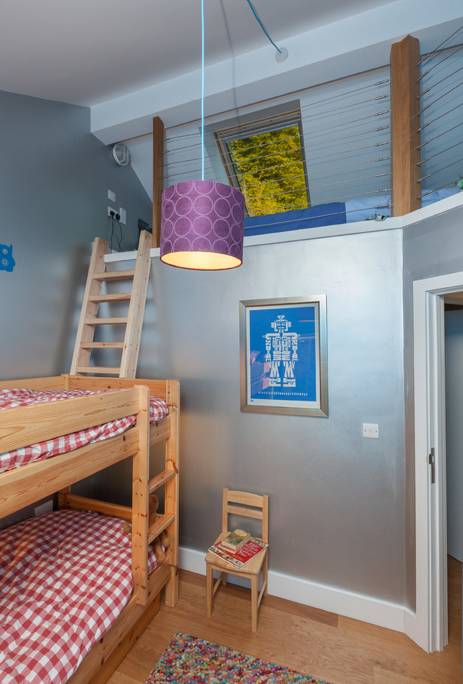 Inspiration pour une chambre d'enfant de 4 à 10 ans design avec un lit superposé.