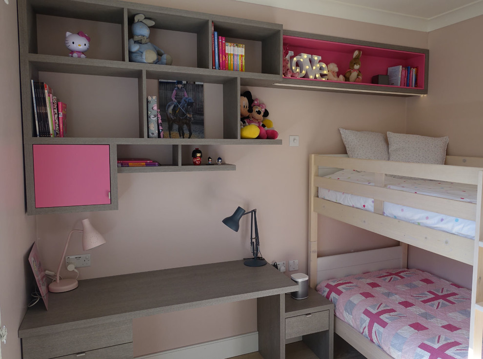 Aménagement d'une chambre d'enfant contemporaine avec un mur rose et moquette.