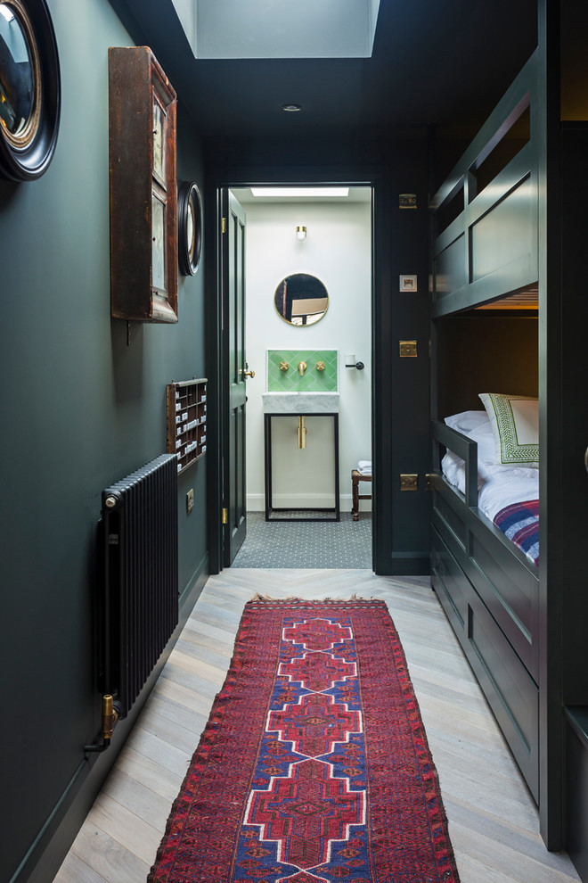 Foto de dormitorio infantil de 4 a 10 años ecléctico de tamaño medio con suelo de madera clara y suelo beige