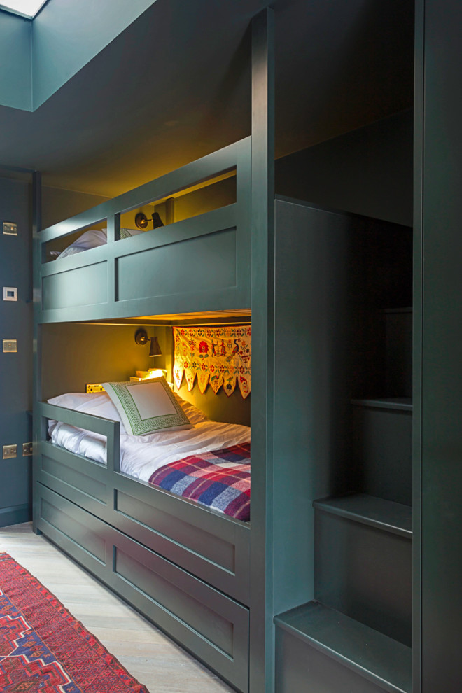 Diseño de dormitorio infantil de 4 a 10 años ecléctico de tamaño medio con suelo de madera clara y suelo beige
