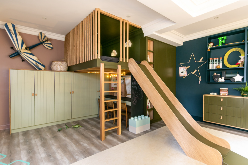 Neutrales Modernes Kinderzimmer mit Spielecke, bunten Wänden, grauem Boden und Kassettendecke in Buckinghamshire