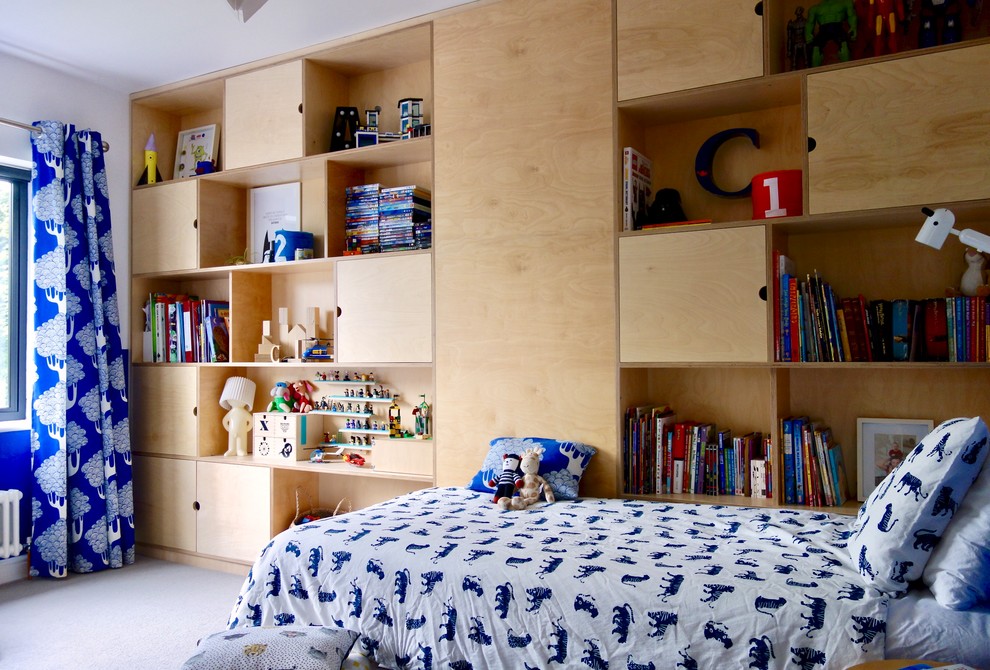 На фото: нейтральная детская среднего размера в скандинавском стиле с спальным местом, белыми стенами, ковровым покрытием и серым полом для ребенка от 4 до 10 лет с