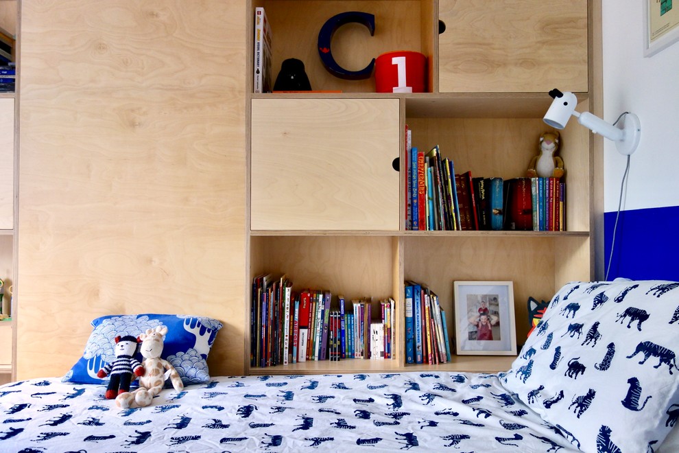 Inspiration för ett mellanstort minimalistiskt könsneutralt barnrum kombinerat med sovrum och för 4-10-åringar, med vita väggar, heltäckningsmatta och grått golv