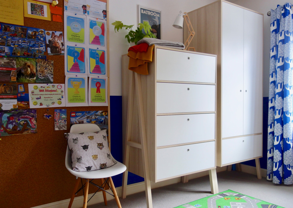 Inspiration för mellanstora minimalistiska könsneutrala barnrum kombinerat med sovrum och för 4-10-åringar, med heltäckningsmatta och grått golv