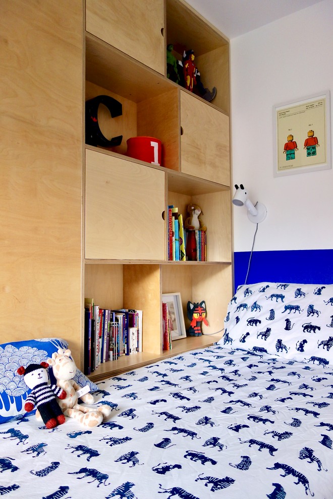 Idéer för ett mellanstort skandinaviskt könsneutralt barnrum kombinerat med sovrum och för 4-10-åringar, med vita väggar, heltäckningsmatta och grått golv