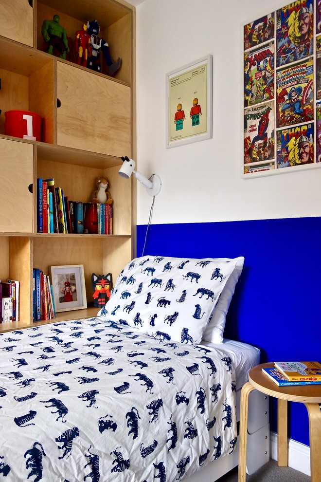 Foto på ett mellanstort minimalistiskt könsneutralt barnrum kombinerat med sovrum och för 4-10-åringar, med vita väggar, heltäckningsmatta och grått golv