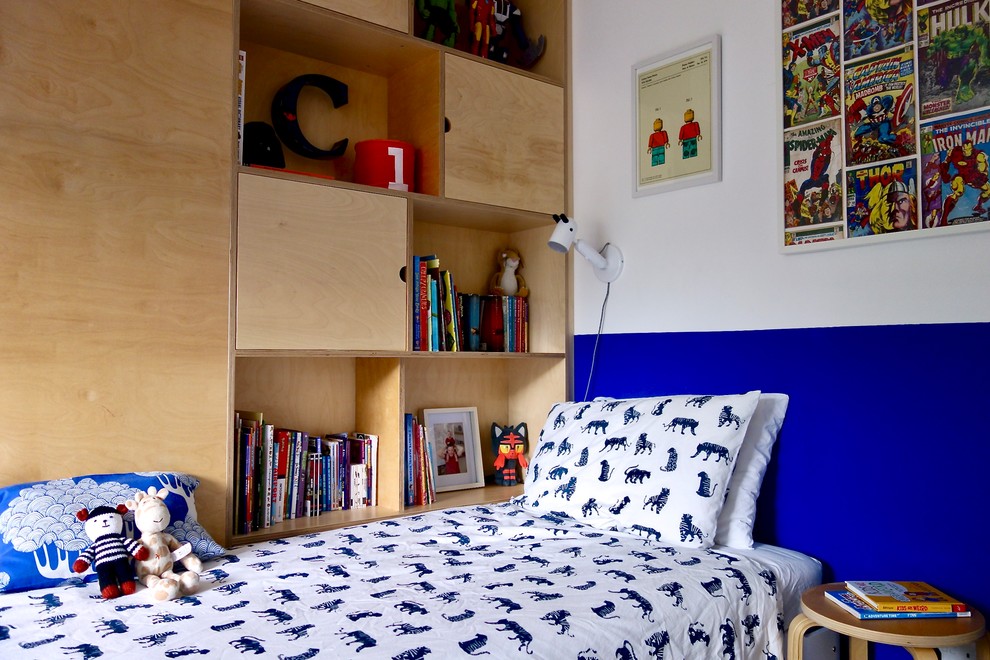 Exempel på ett mellanstort skandinaviskt könsneutralt barnrum kombinerat med sovrum och för 4-10-åringar, med vita väggar, heltäckningsmatta och grått golv