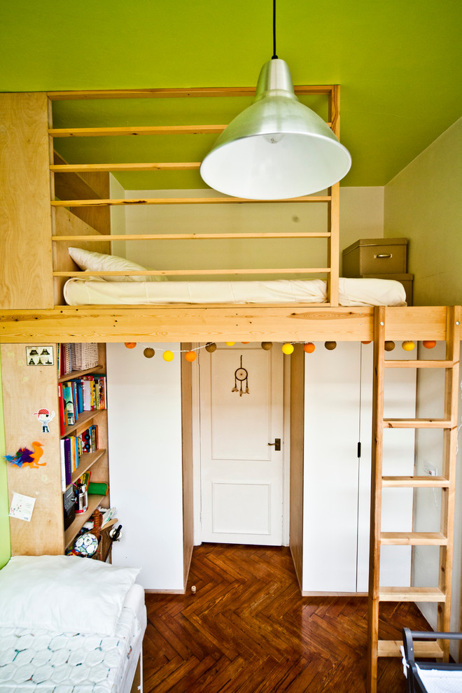 Cette photo montre une chambre d'enfant avec un lit superposé.