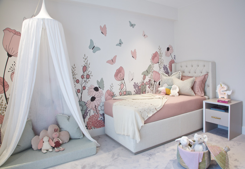 Стильный дизайн: детская среднего размера в современном стиле с спальным местом, белыми стенами, ковровым покрытием и серым полом для ребенка от 4 до 10 лет, девочки - последний тренд