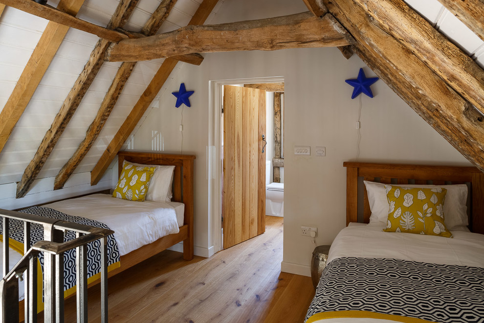 Inspiration för ett lantligt barnrum kombinerat med sovrum, med vita väggar, mellanmörkt trägolv och brunt golv