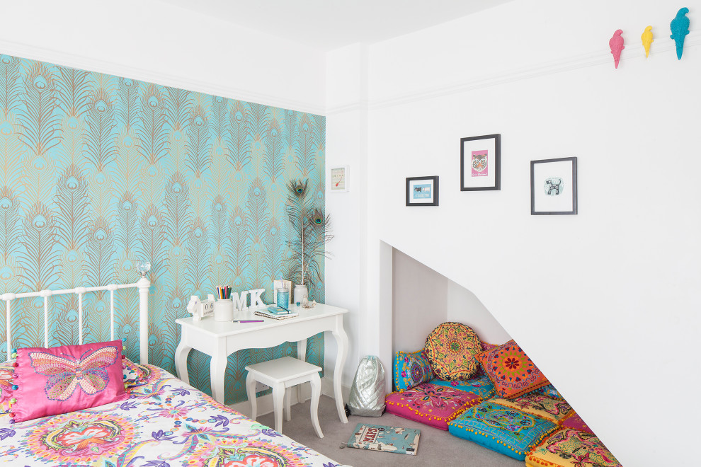 サセックスにあるお手頃価格の中くらいな北欧スタイルのおしゃれな子供部屋 (白い壁、カーペット敷き、グレーの床、壁紙) の写真