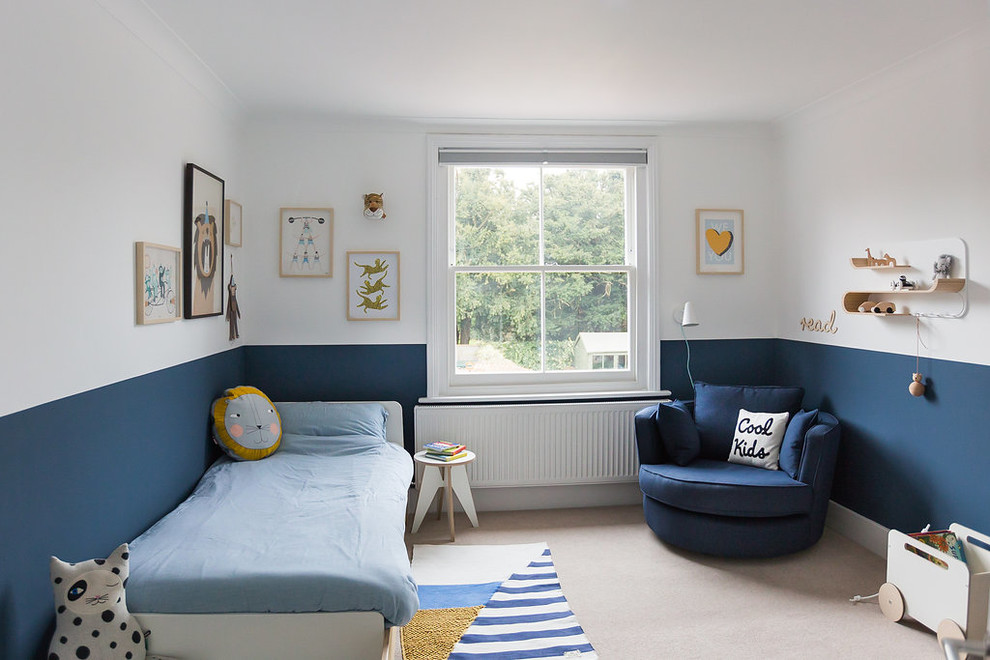 Idéer för att renovera ett mellanstort skandinaviskt pojkrum kombinerat med sovrum och för 4-10-åringar, med blå väggar, heltäckningsmatta och beiget golv