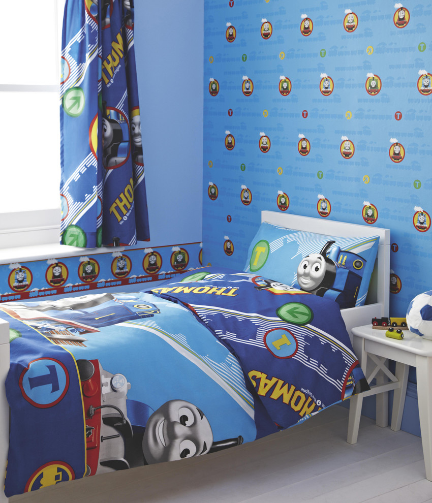 Inspiration pour une petite chambre d'enfant de 1 à 3 ans design avec un mur bleu et parquet clair.