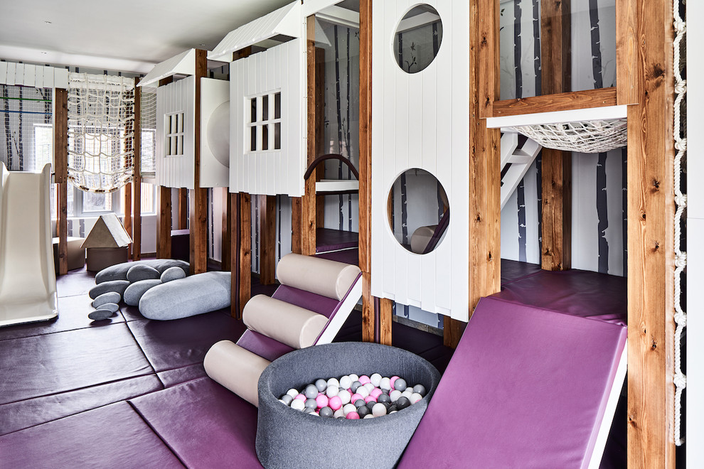 Imagen de dormitorio infantil actual con paredes blancas y suelo violeta
