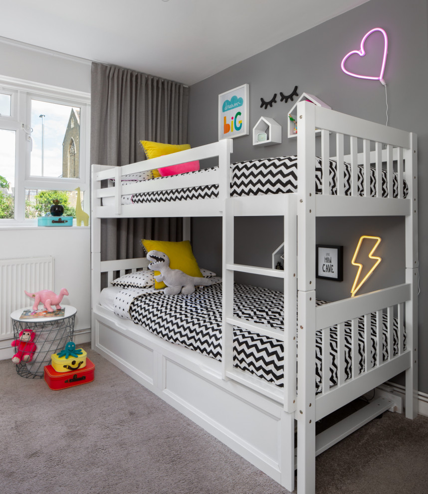 Стильный дизайн: маленькая нейтральная детская в современном стиле с спальным местом, серыми стенами и серым полом для на участке и в саду, ребенка от 4 до 10 лет - последний тренд